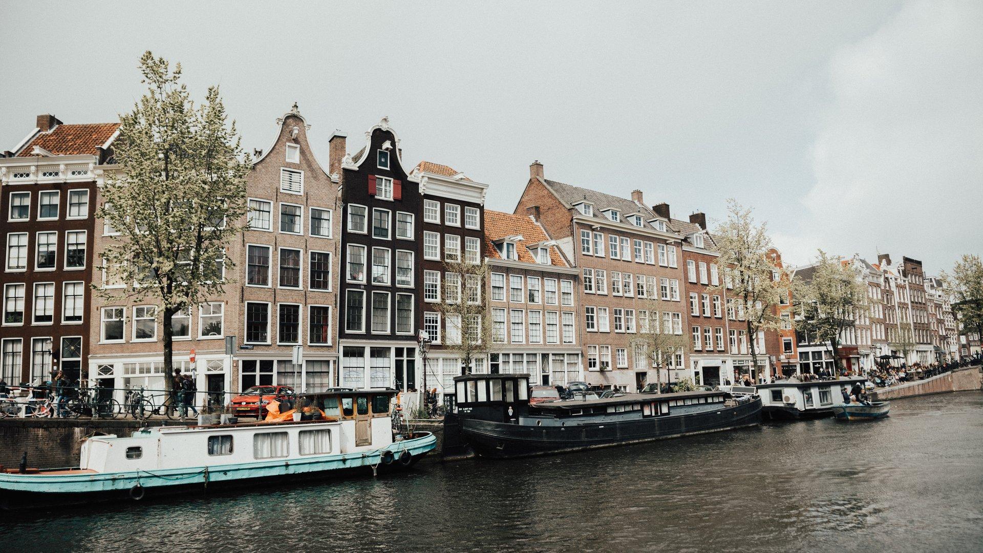 Amsterdam for first-timers in 2026: an honest guide on bikes, museums, and the neighborhoods worth your time — imagem do artigo