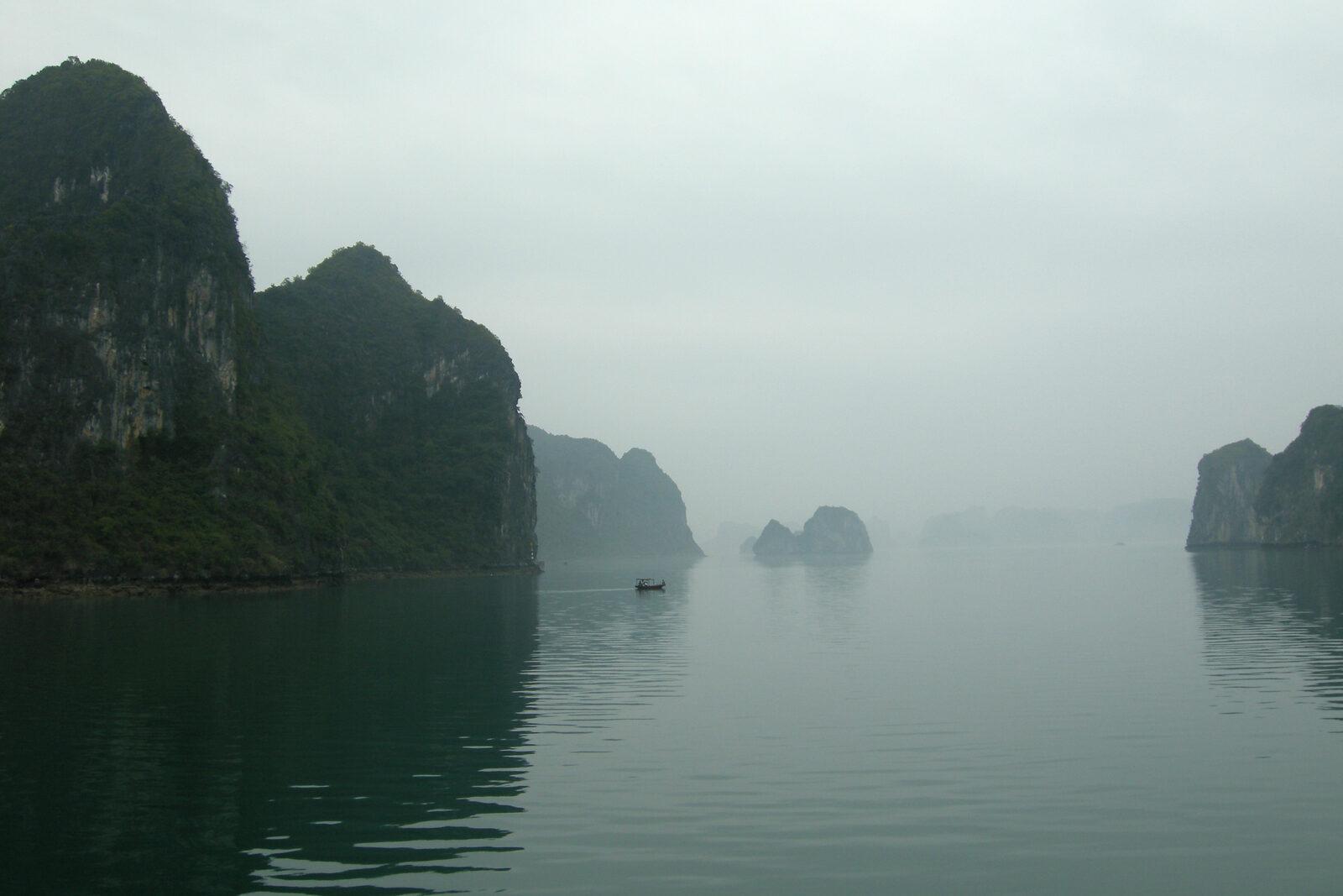 Vietnam e-Visa 2026 for U.S. travelers — the step-by-step on the official site (and how to dodge the scam that ambushes tourists at the Hanoi airport) — cover
